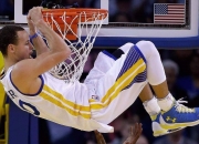 棋牌游戏-东契奇50分神迹难救主，湖人窒息防守终擒日