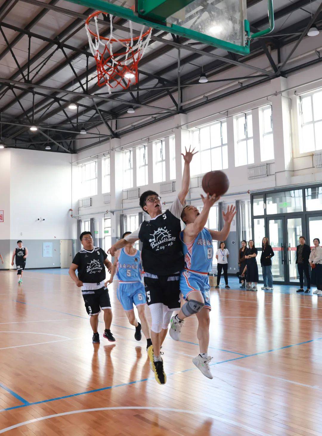 技术精准！篮球赛场球员控球秀