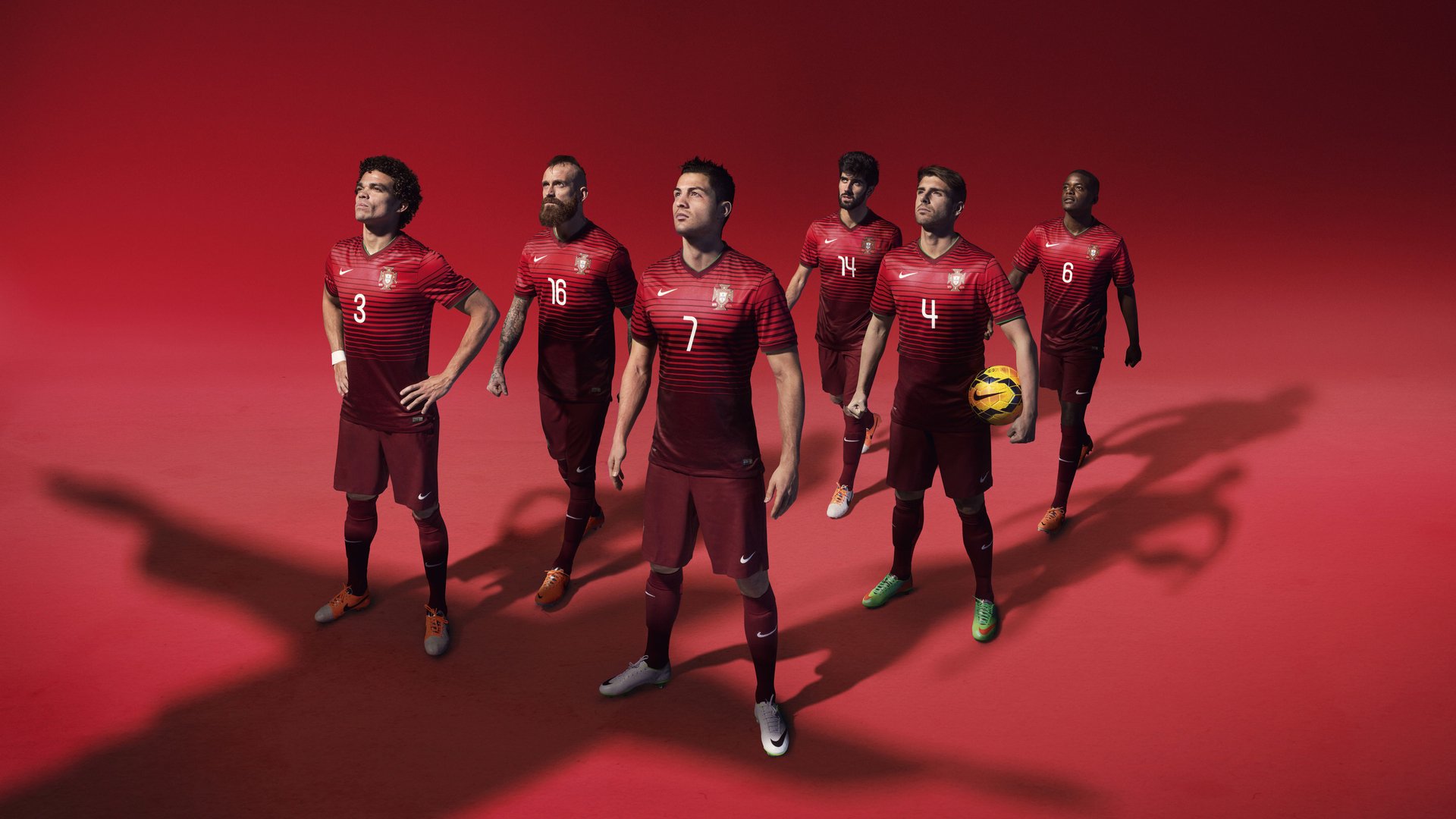 从皇家社会的强压哲学到穆勒的接管艺术,足球战术演进的时空对话